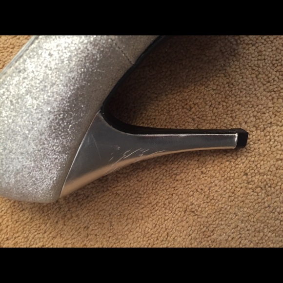 Silver heels. - Picture 5 of 5